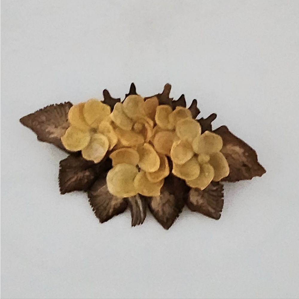 Vintage shell art brooch pin